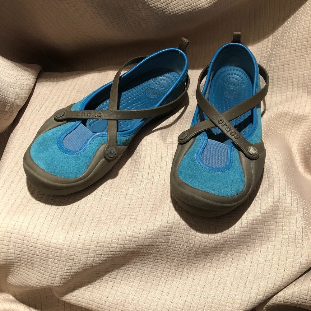 Crocs Blue Suede loafers slip on flats, 9 wide